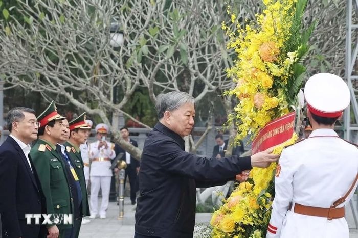 Tổng Bí thư Tô Lâm dâng hương tại Nghĩa trang liệt sĩ quốc gia Vị Xuyên (Hà Giang)