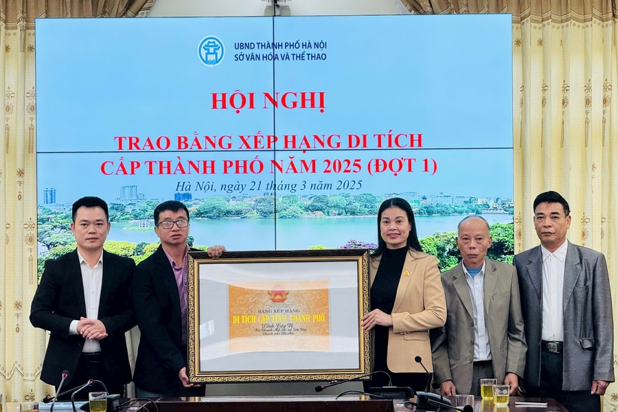 Trao bằng xếp hạng 17 di tích cấp thành phố