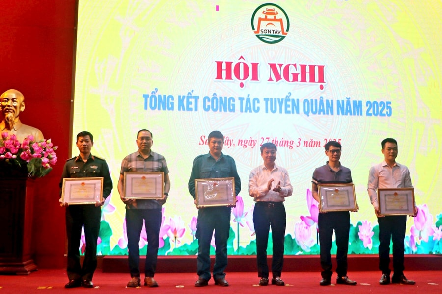 Sơn Tây: Khen thưởng 10 tập thể, cá nhân có thành tích xuất sắc trong công tác tuyển quân năm 2025