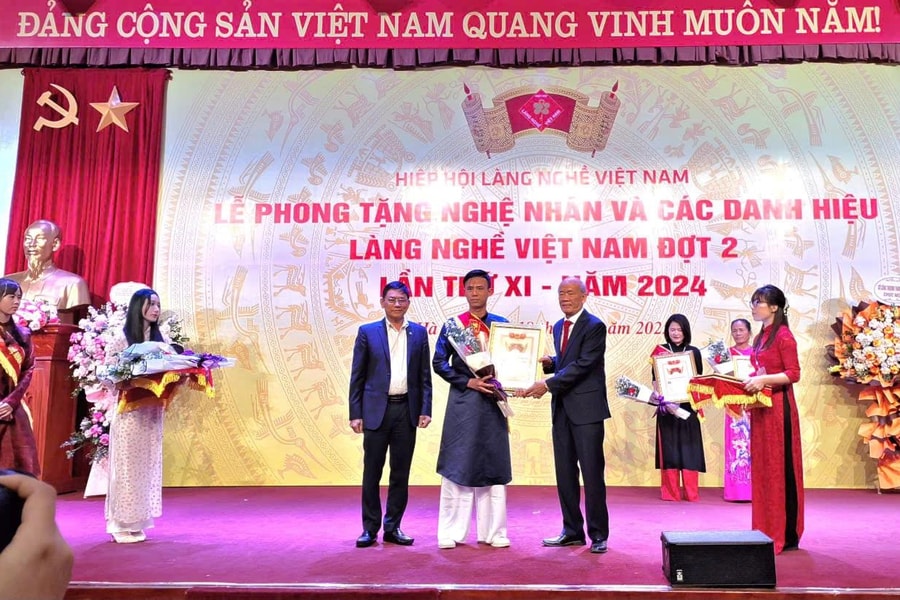 Phong tặng danh hiệu cho 151 nghệ nhân và 3 bảng vàng gia tộc làng nghề