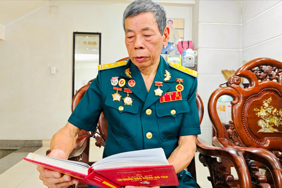 Người chiến sĩ đặc công nhìn huyệt của mình trước khi vào trận đánh sinh tử
