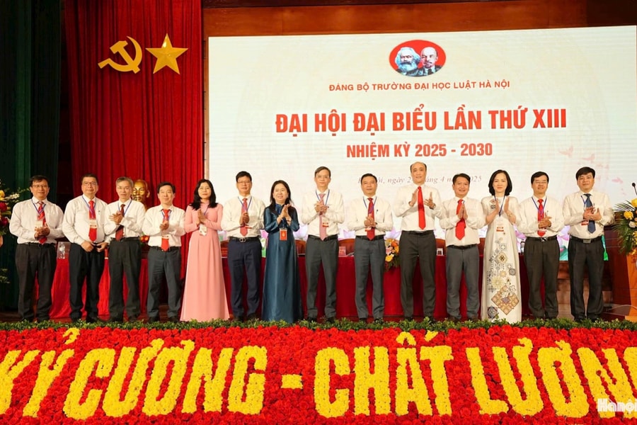 Đồng chí Chu Mạnh Hùng tiếp tục được bầu làm Bí thư Đảng ủy Trường Đại học Luật Hà Nội