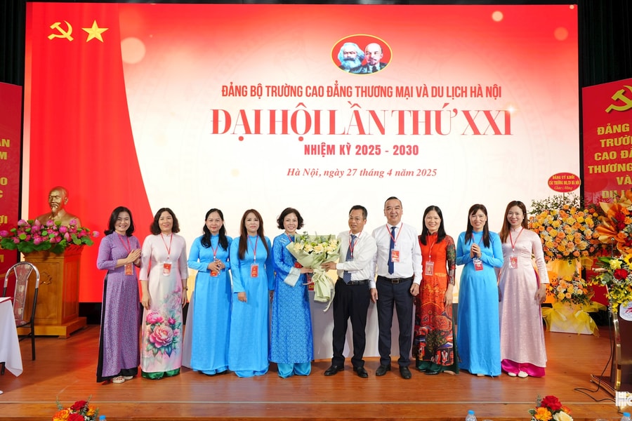 Đồng chí Trịnh Thị Thu Hà tái cử Bí thư Đảng ủy Trường Cao đẳng thương mại và Du lịch Hà Nội