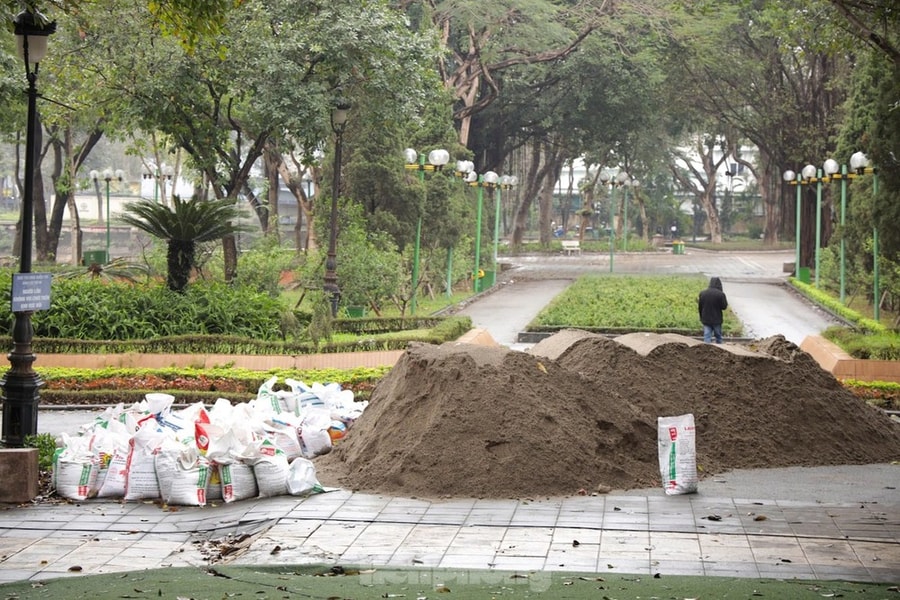 Quận Cầu Giấy: Kiểm tra thông tin cải tạo Công viên Nghĩa Đô sử dụng cát đen làm bê tông