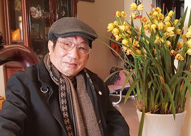 Chỉ dòng sông cuồn cuộn nỗi đầy vơi...
