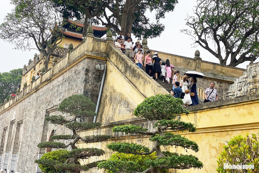 Không khí sôi động tại Hoàng thành Thăng Long dịp nghỉ lễ