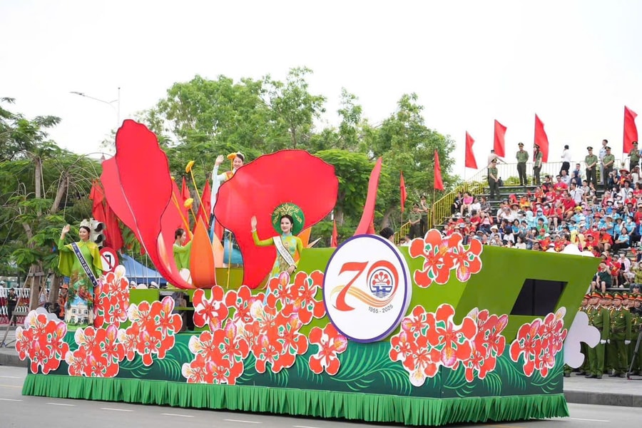 Diễu hành kỷ niệm 70 năm Giải phóng Hải Phòng
