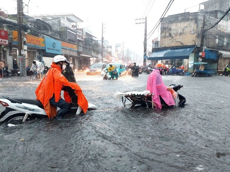 Triển khai nhiều giải pháp khắc phục tình trạng ngập nặng sau mưa lớn tại khu vực chợ Thủ Đức