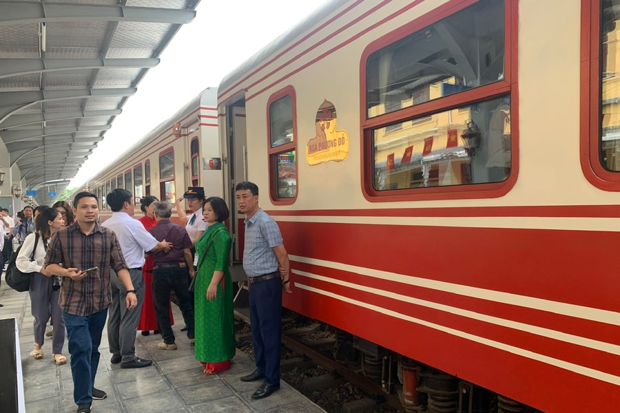 Tàu Hoa Phượng Đỏ giảm giá vé cho khách tập thể và khách đi thường xuyên