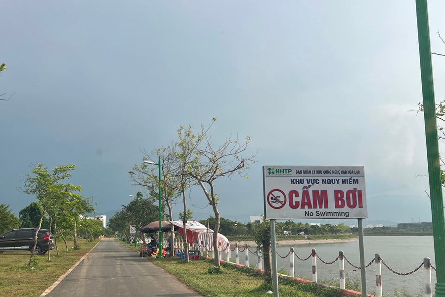 Bất chấp nhiều giải pháp cấm bơi lội ở nơi nguy hiểm được triển khai, người dân vẫn cứ… bơi