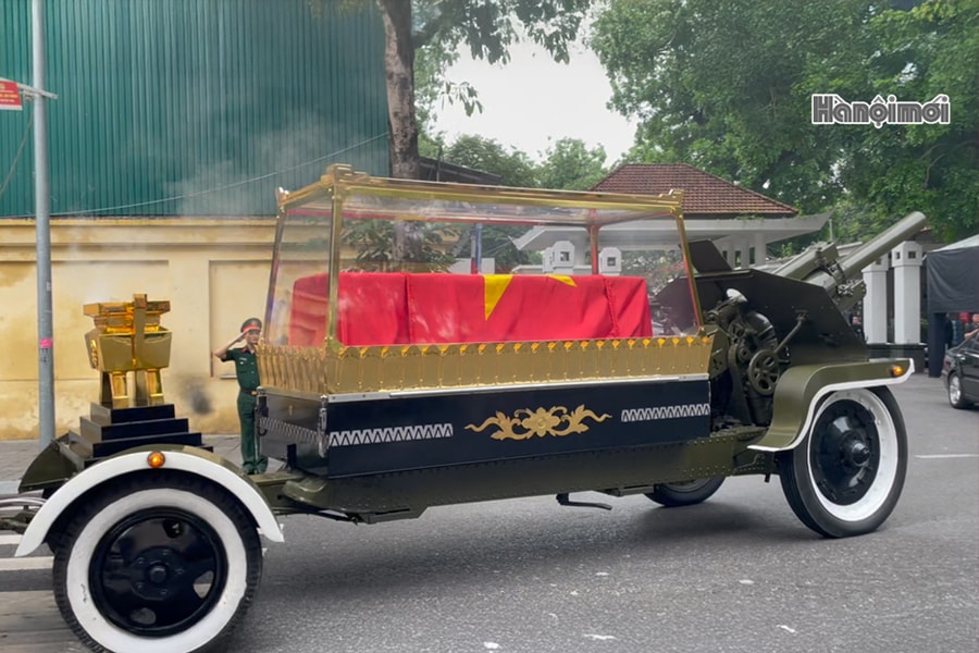 Tiễn đưa nguyên Chủ tịch nước Trần Đức Lương về quê hương Quảng Ngãi