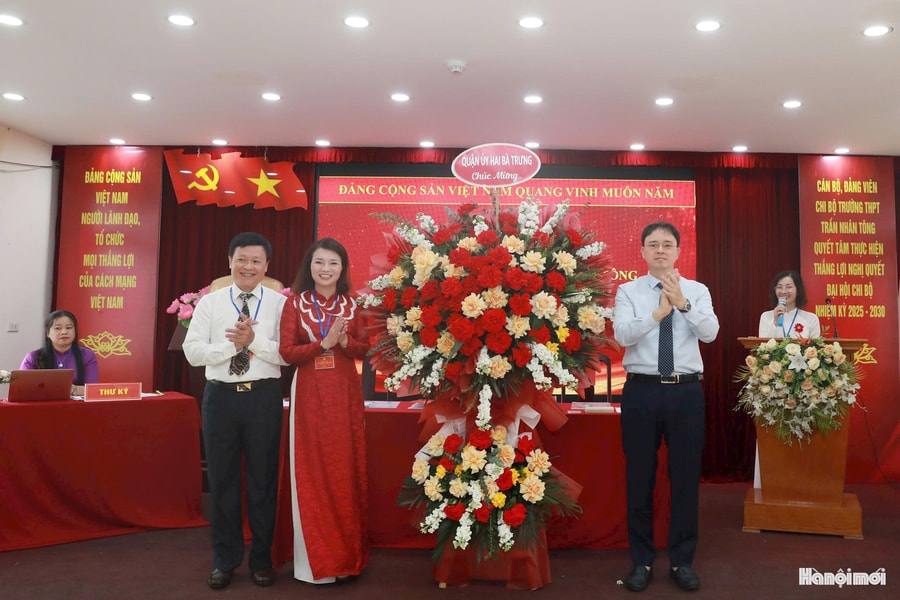 Đồng chí Vũ Thị Hậu tiếp tục là Bí thư Chi bộ Trường THPT Trần Nhân Tông (quận Hai Bà Trưng)