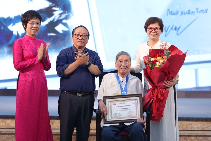 Nhạc sĩ Phạm Tuyên được vinh danh giải Hiệp sĩ Dế Mèn