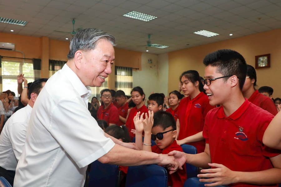 Tổng Bí thư Tô Lâm chúc mừng ngày Quốc tế thiếu nhi với học sinh chuyên biệt Thủ đô
