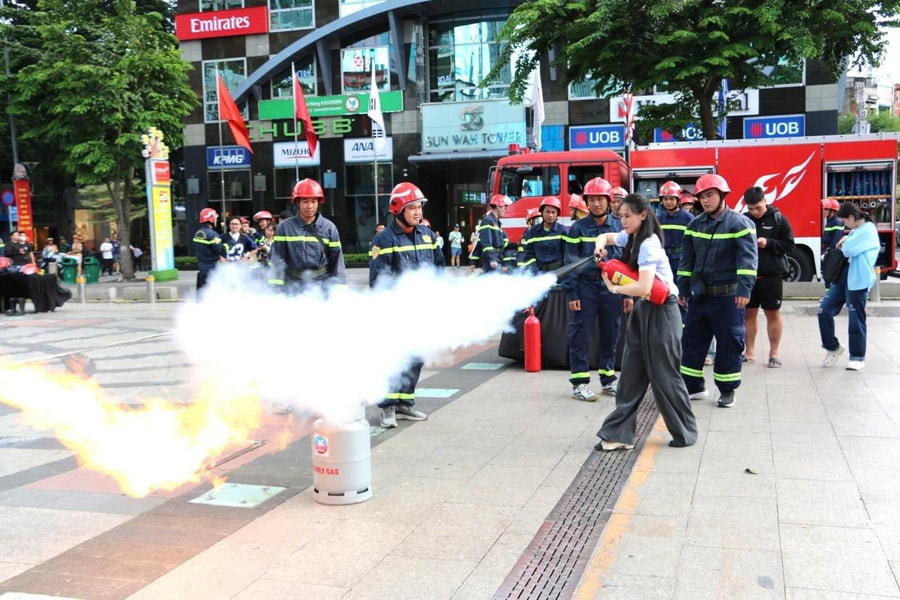 TP Hồ Chí Minh: Hàng nghìn người dân tham gia trải nghiệm phòng cháy, chữa cháy