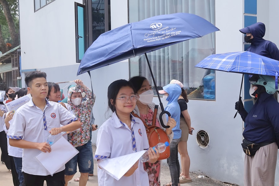 Hà Nội nắng nóng, mưa to trong ngày cuối cùng kỳ thi vào lớp 10