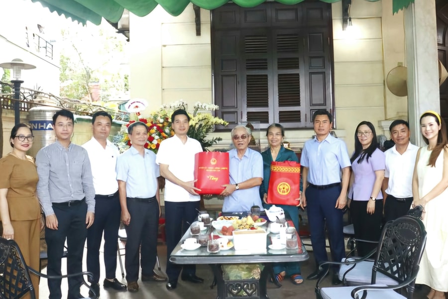 Lãnh đạo huyện Gia Lâm thăm, tặng quà các gia đình chính sách