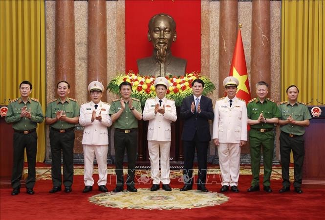 Chủ tịch nước Lương Cường trao quyết định thăng cấp bậc hàm Thượng tướng cho lãnh đạo Bộ Công an