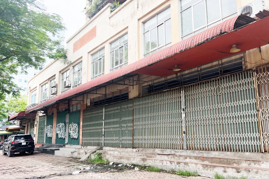 Bài 2: Hàng chục nghìn mét vuông... bỏ trống