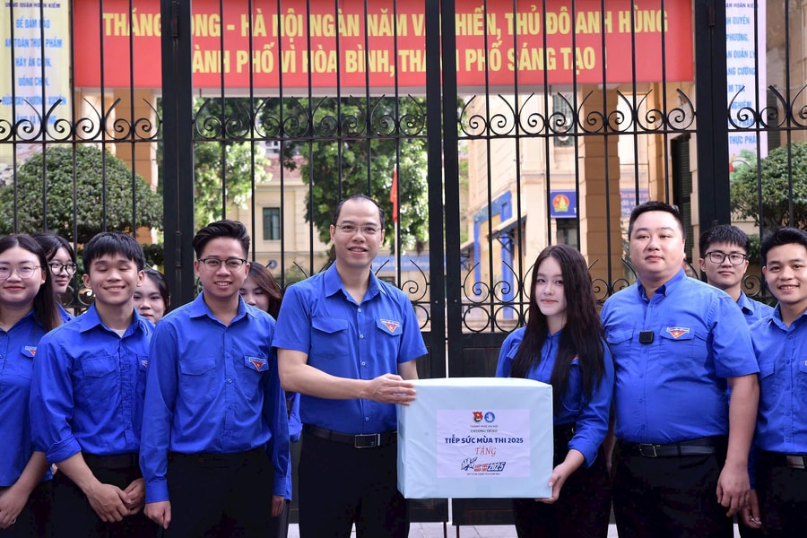 Tình nguyện viên tiếp lửa “Tiếp sức mùa thi”