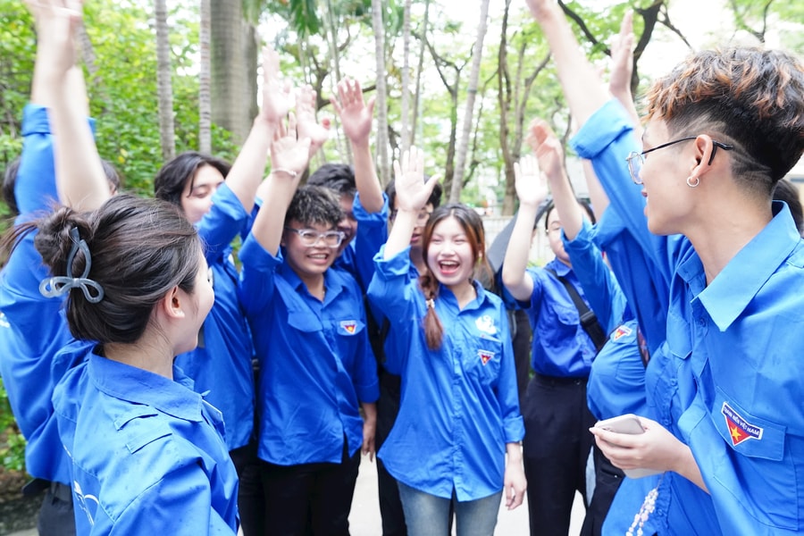 Nét đẹp áo xanh tình nguyện trong kỳ thi tốt nghiệp THPT 2025