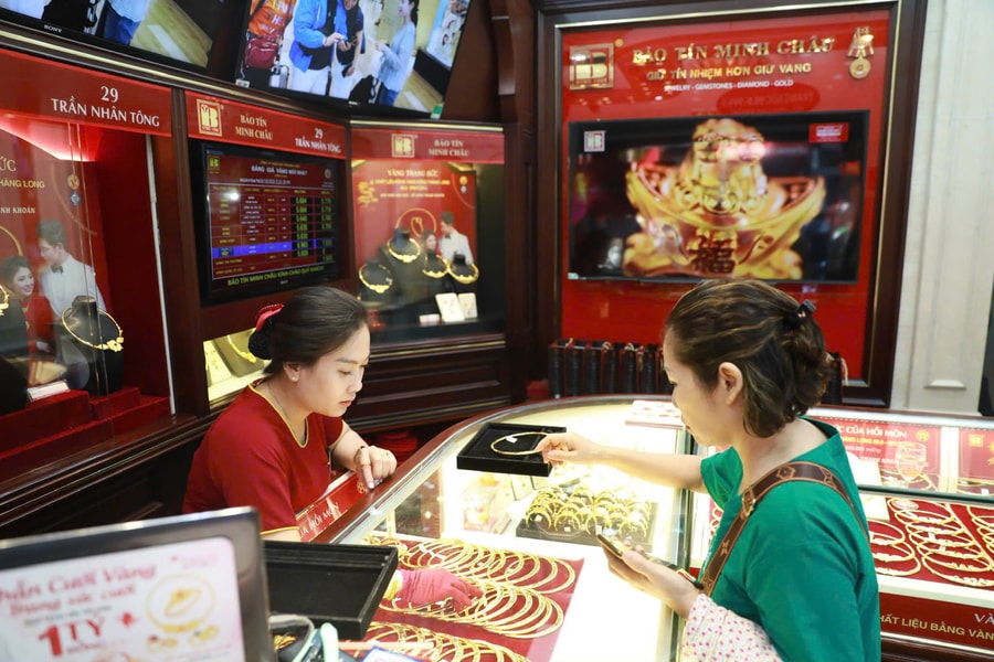 Sáng 4-7, giá vàng giảm xuống dưới mốc 121 triệu đồng/lượng