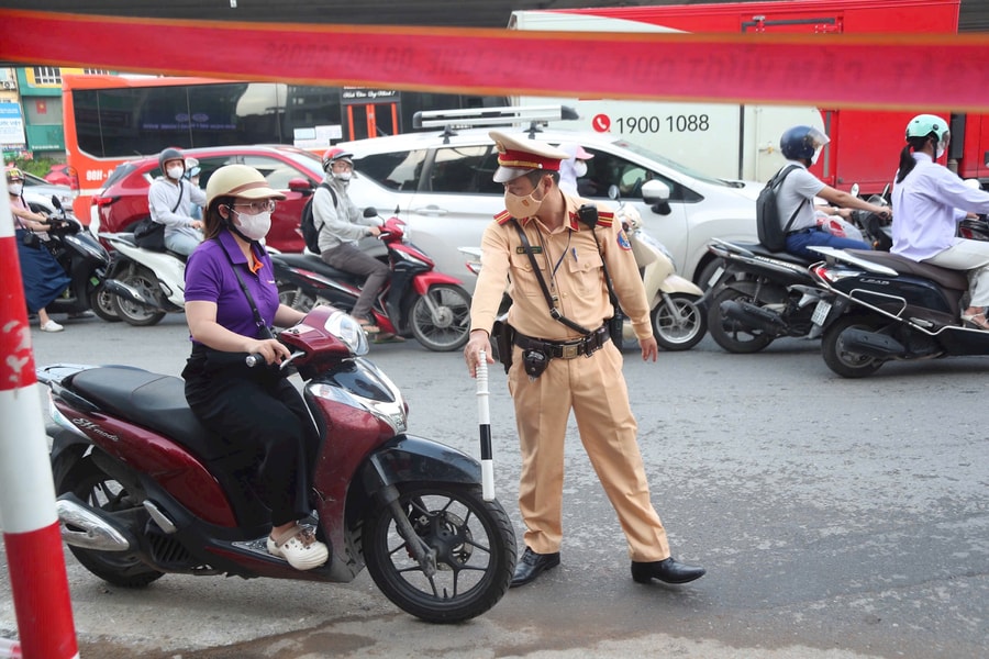 Hà Nội: Thêm nhiều trường hợp bị xử phạt do đi xe máy trên vỉa hè