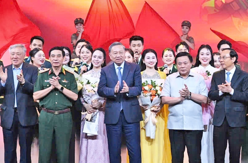 Tổng Bí thư Tô Lâm dự giao lưu nghệ thuật “Khắc ghi lời Bác - vang nhịp quân hành”