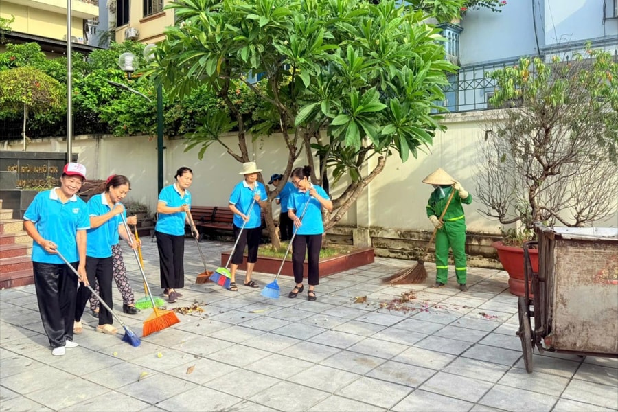 Gần 1.200 phụ nữ phường Yên Hòa tham gia tổng vệ sinh môi trường