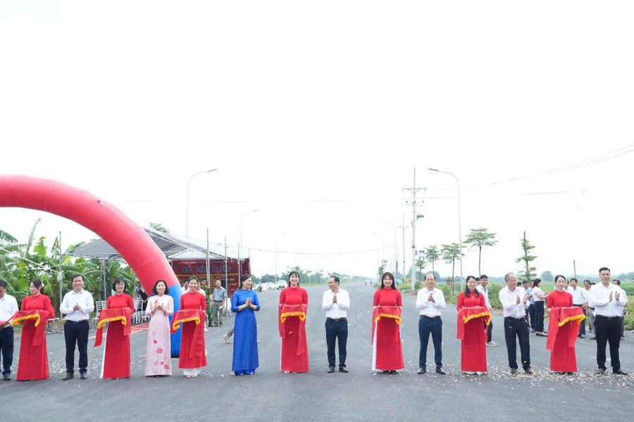 Phượng Dực gắn biển công trình chào mừng Đại hội Đảng bộ xã