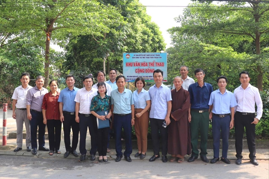 Xã Bát Tràng gắn biển 2 công trình chào mừng Đại hội Đảng các cấp