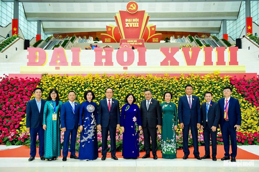 Đại biểu các đoàn tham dự Đại hội Đảng bộ thành phố Hà Nội lần thứ XVIII