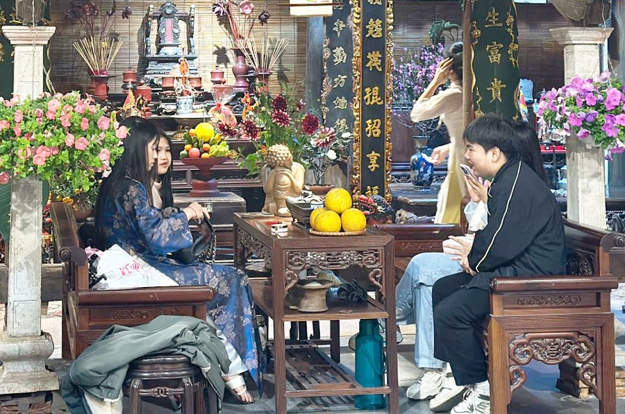 Đậm sắc màu Tết Việt trong từng góc phố cổ