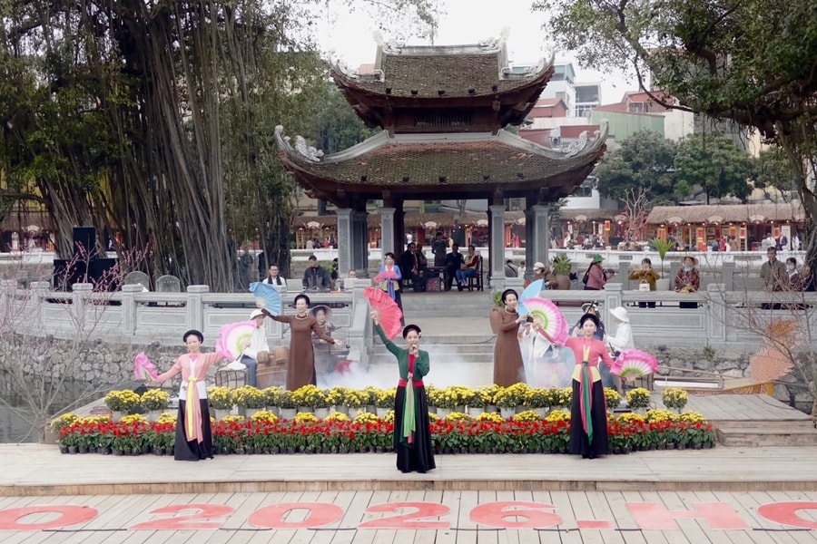 “Đánh thức” Hồ Văn