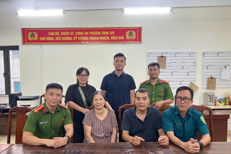 Công an phường Vĩnh Tuy hỗ trợ cụ bà đi lạc về với gia đình