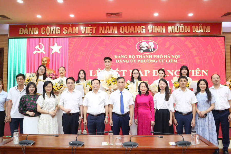 Phường Từ Liêm kết nạp 7 học sinh THPT ưu tú vào Đảng