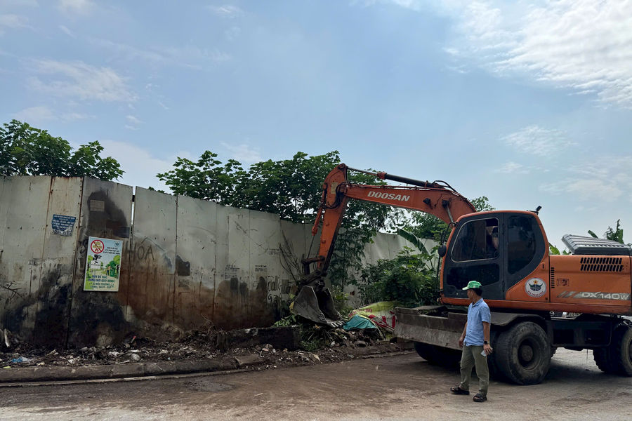 Xã An Khánh kiểm tra, xử lý điểm tồn đọng rác sau phản ánh của người dân