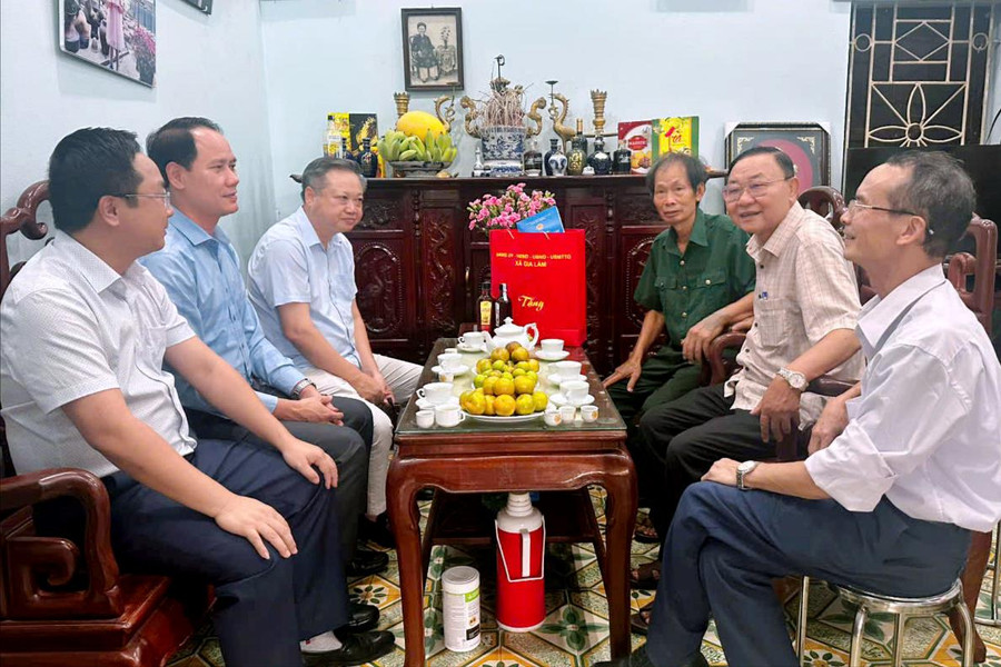 Lãnh đạo xã Gia Lâm thăm, tặng quà gia đình chính sách dịp 27-7