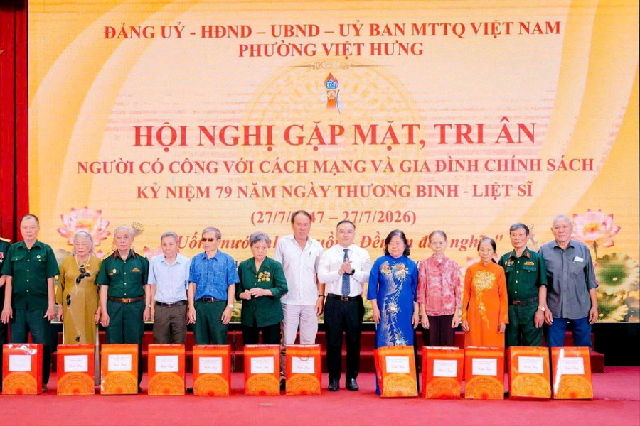 Phường Việt Hưng tri ân người có công, lan tỏa đạo lý "Uống nước nhớ nguồn"