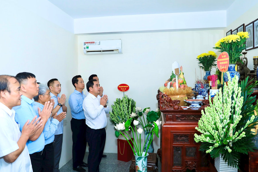 Bí thư Thành ủy Hà Nội Trần Đức Thắng dâng hương tưởng nhớ đồng chí Lê Quang Đạo