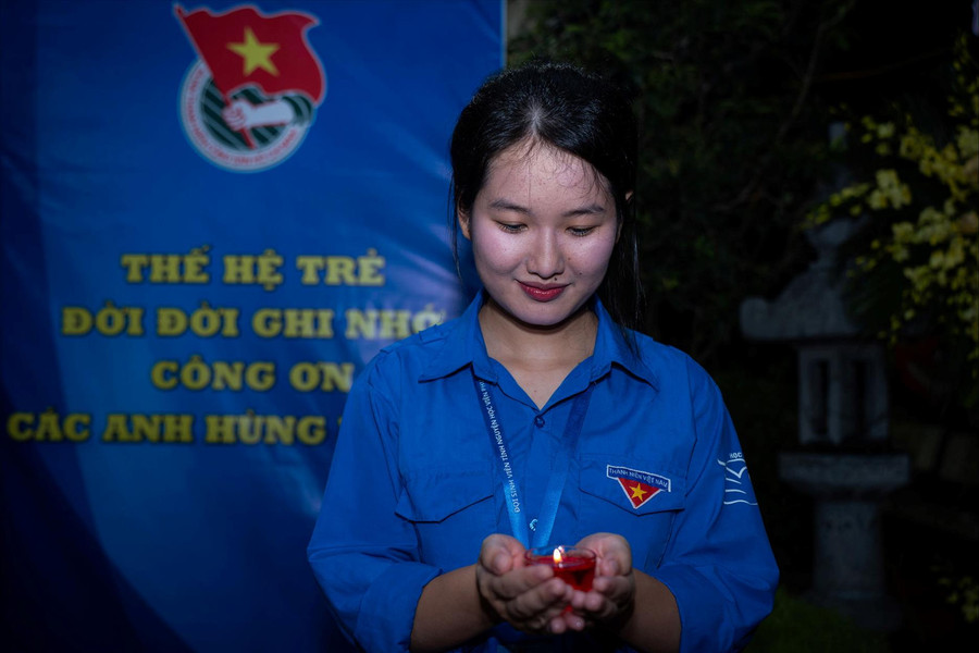 Tuổi trẻ phường Láng thắp nến tri ân các anh hùng liệt sĩ