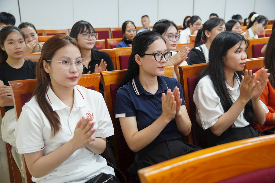 Lãnh đạo phường Dương Nội đối thoại với đoàn viên, người lao động