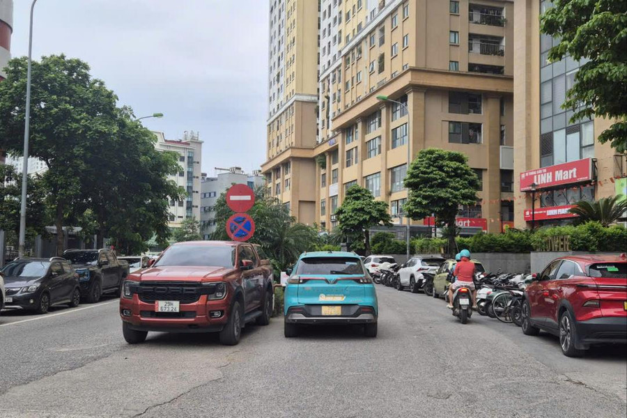 Vi phạm trật tự đô thị tại phường Định Công: Chủ tịch UBND thành phố Hà Nội yêu cầu kiểm tra, xử lý