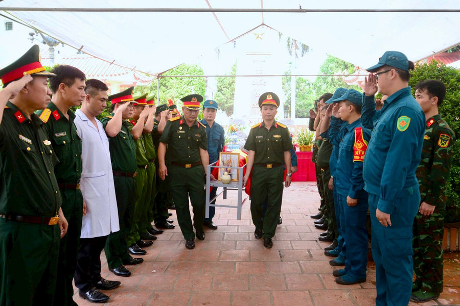 Phường Dương Nội lấy mẫu hài cốt liệt sĩ chưa xác định danh tính để giám định ADN