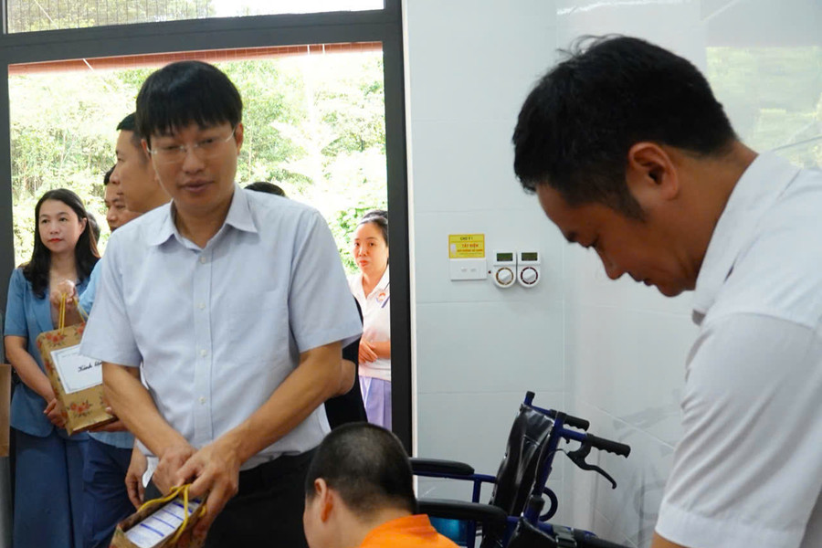 Phường Yên Hòa tặng quà cho nạn nhân chất độc da cam /dioxin năm 2026