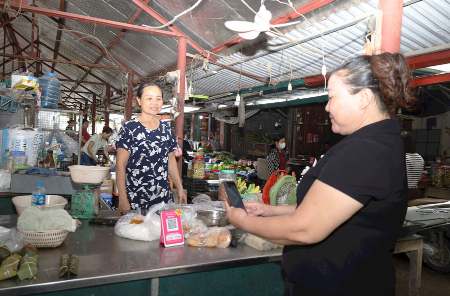 Thanh toán không dùng tiền mặt ở chợ quê Phúc Sơn