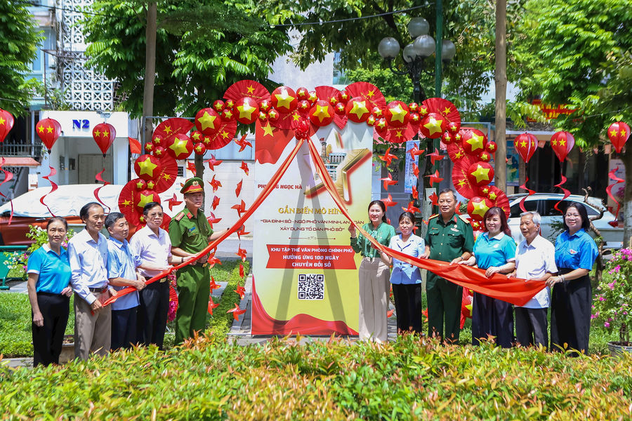 Phường Ngọc Hà gắn biển mô hình “Gia đình số, Ngõ phố văn minh, an toàn”