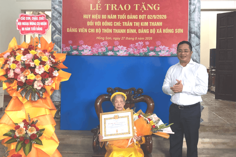 Trưởng ban Nội chính Thành ủy Hà Nội trao Huy hiệu Đảng tại xã Hồng Sơn