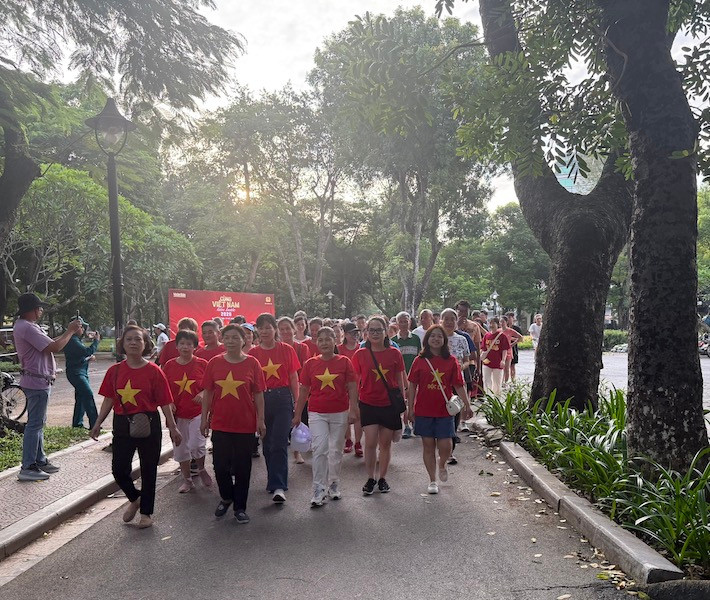 Phường Hai Bà Trưng sôi nổi hưởng ứng chương trình đi bộ “Cùng Việt Nam tiến bước”