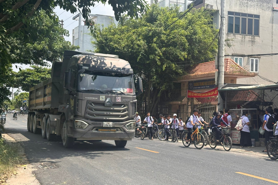 Đường 421B qua xã Kiều Phú: Nỗi lo mất an toàn trước cổng trường